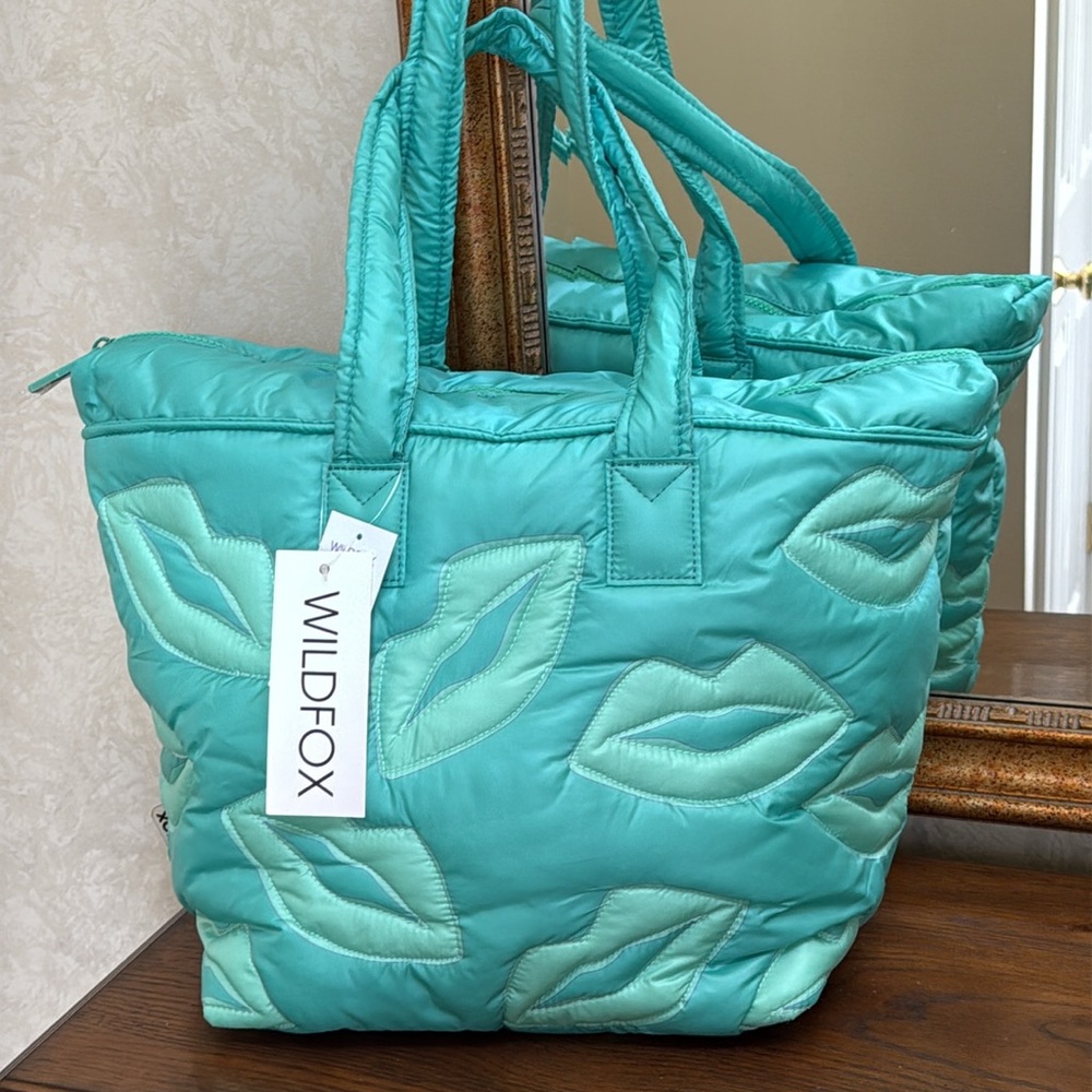 New Wildfire stylish Puffy green lip design tote bag.  Top zip.